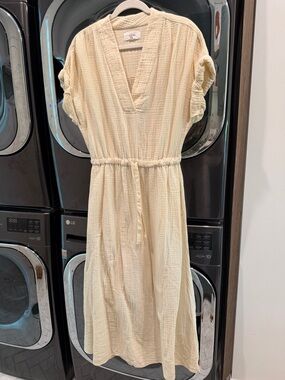 XiRENA Cream Gauze V-Neck Tie-Waist Midi Dress